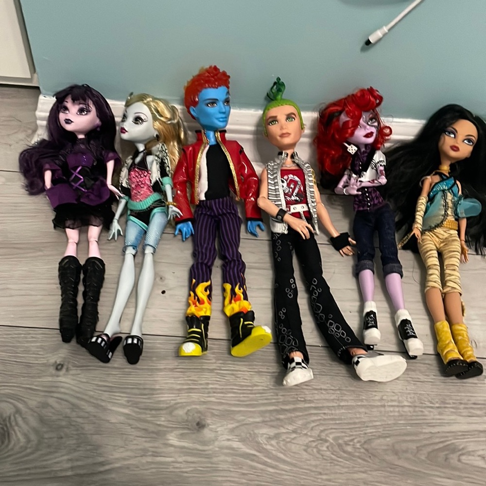 6 monster high dolls